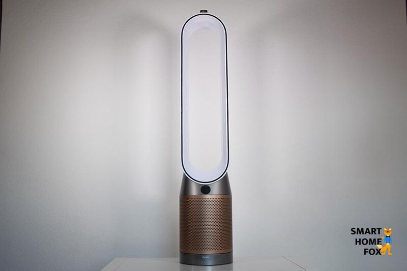 Der Dyson Purifier Cool Formaldehyde TP09 Luftreiniger und Turmventilator steht beim Test auf einem Tisch
